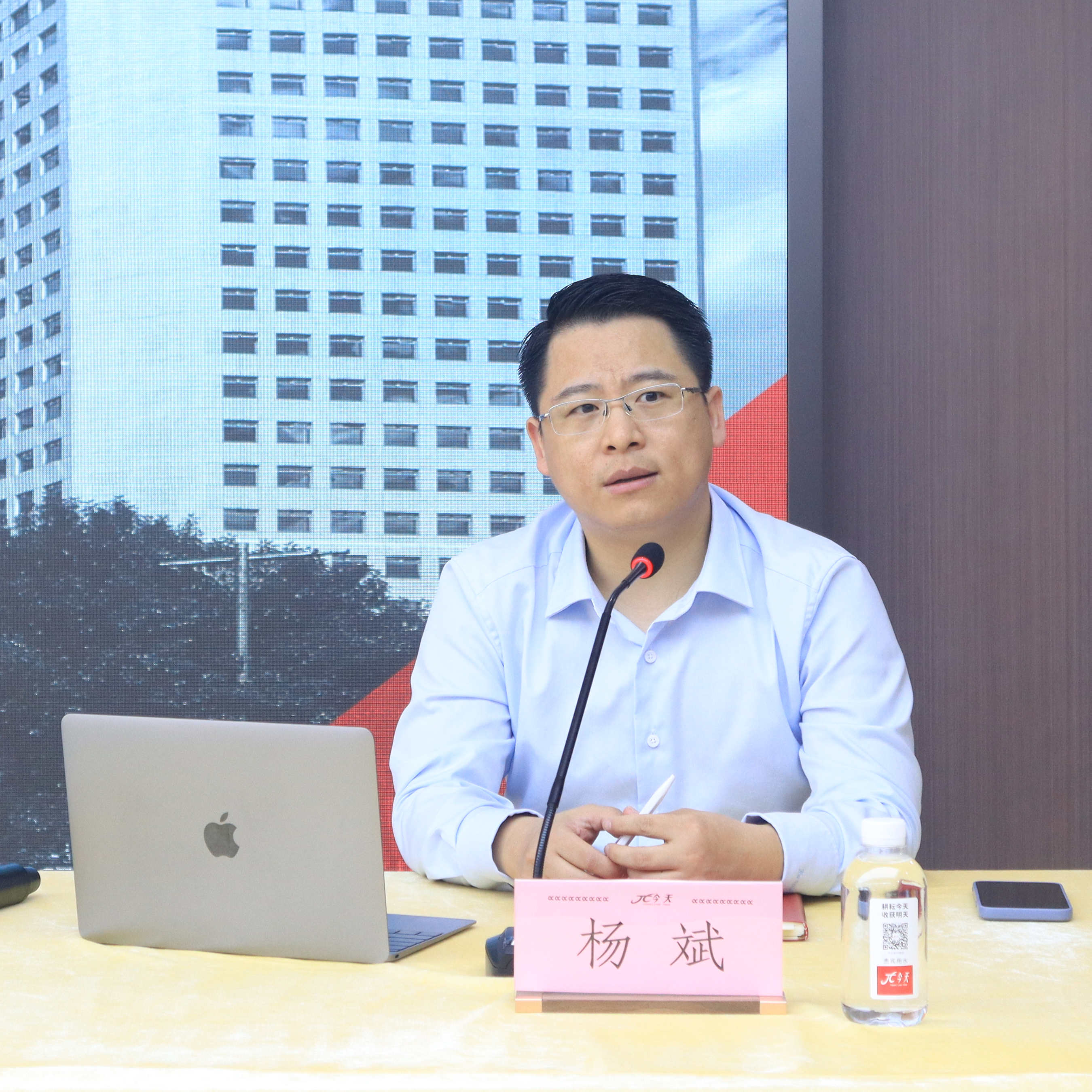 杨斌.jpg