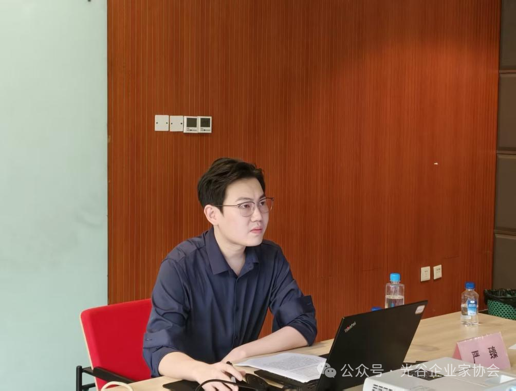 严臻.png 严臻.png